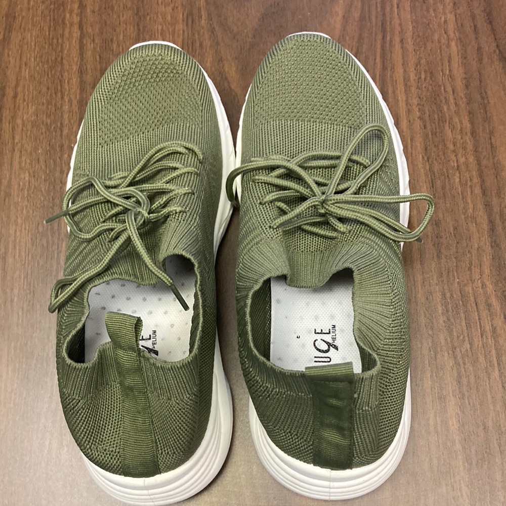 Ladies tennis shoes size 10